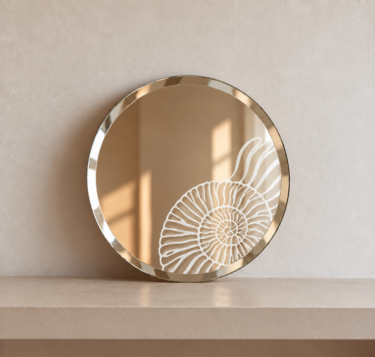 Miroir rond décoratif avec un coquillage dessiné à la main au feutre blanc