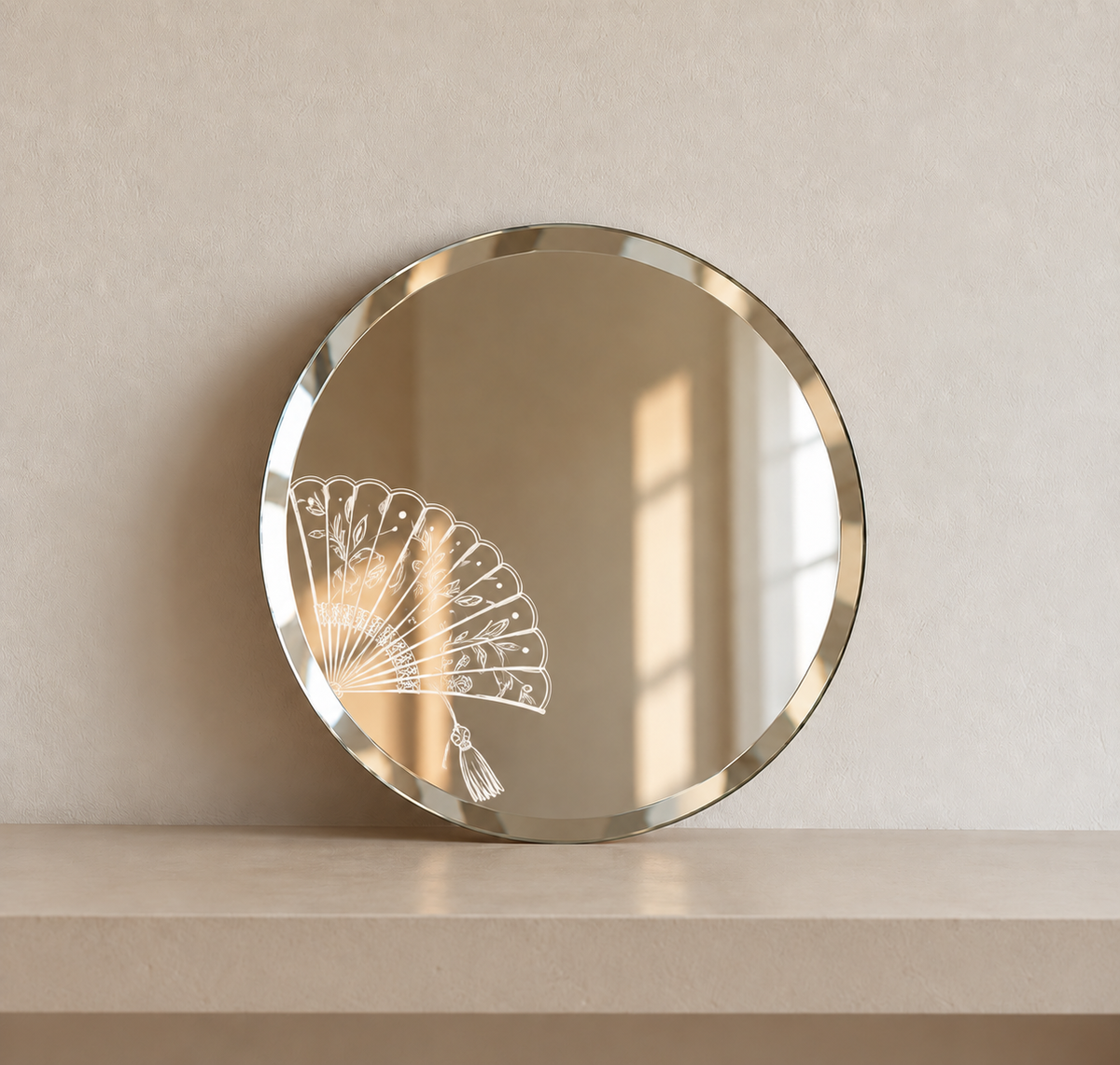Miroir rond décoratif avec un éventail dessiné à la main au feutre blanc