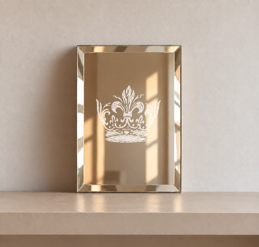 Miroir rectangulaire décoratif avec une couronne dessinée à la main au feutre blanc