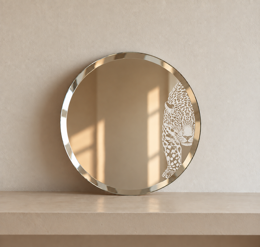 Miroir rond décoratif avec un léopard dessiné à la main au feutre blanc