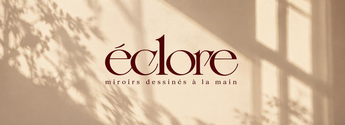 Bannière Éclore avec logo et la mention « miroirs dessinés à la main » sur un mur baigné de lumière naturelle